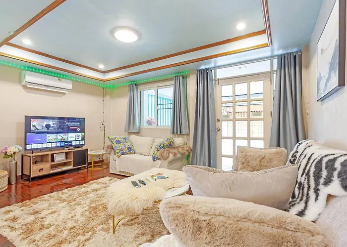 Large House In The Middle Of Sukhumvit 22 For Family 度假居 *